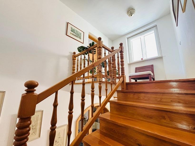 Isola di Pag – Casa con bel giardino, prima fila al mare