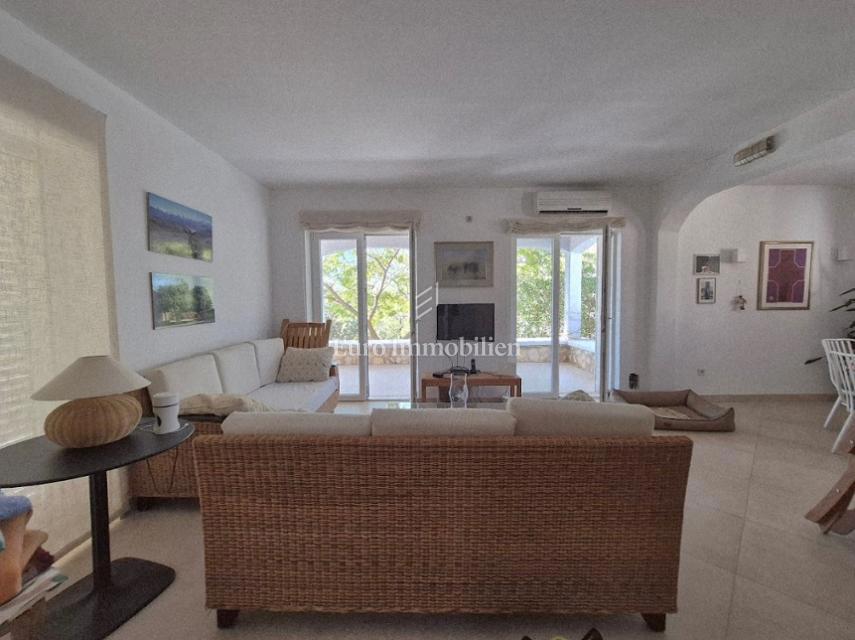 Isola di Pag – Casa con bel giardino, prima fila al mare