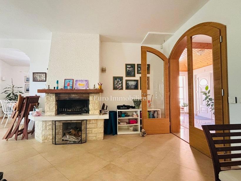 Isola di Pag – Casa con bel giardino, prima fila al mare