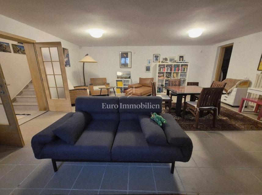 Isola di Pag – Casa con bel giardino, prima fila al mare