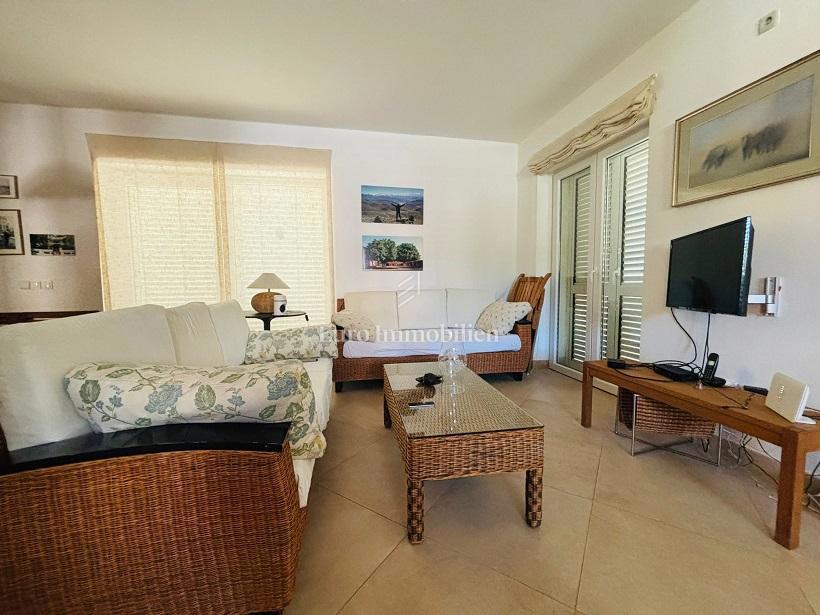 Isola di Pag – Casa con bel giardino, prima fila al mare