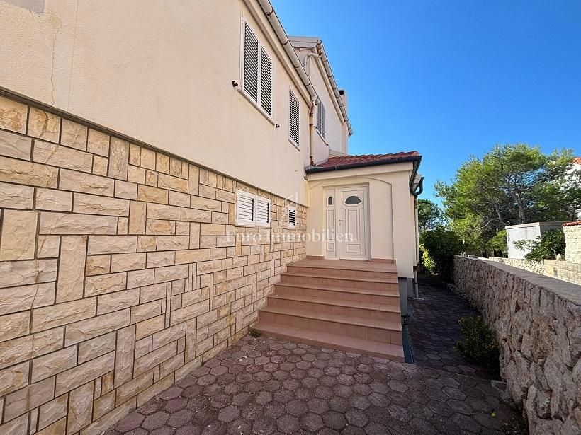 Isola di Pag – Casa con bel giardino, prima fila al mare