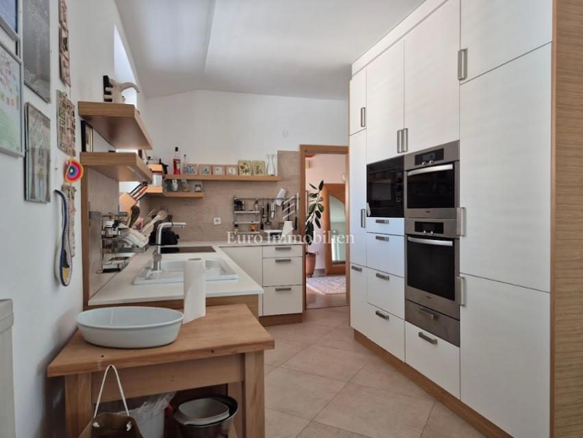 Isola di Pag – Casa con bel giardino, prima fila al mare