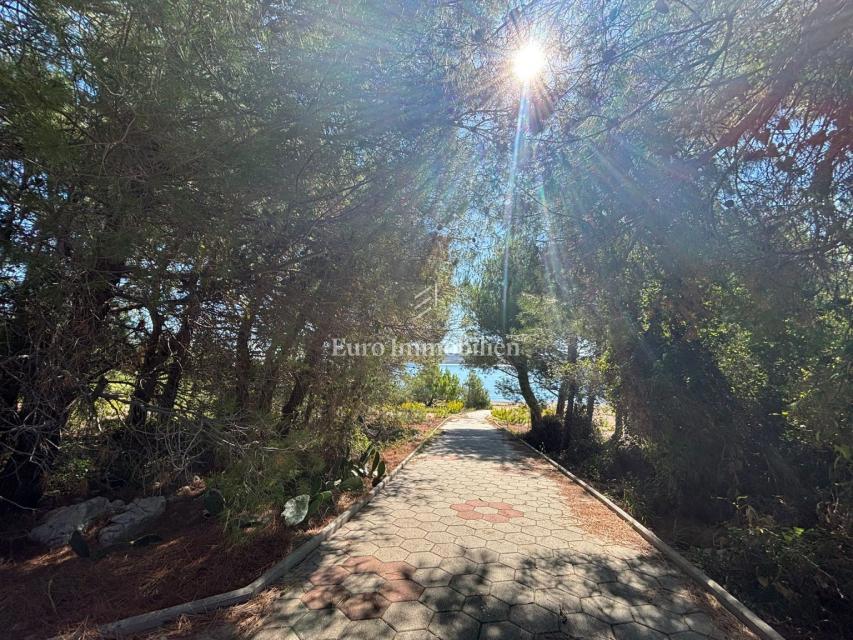 Isola di Pag – Casa con bel giardino, prima fila al mare