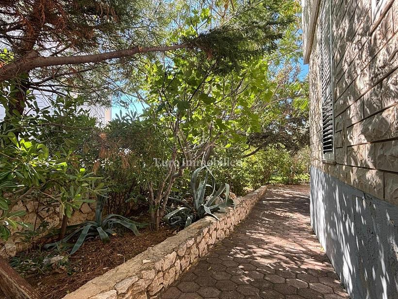 Isola di Pag – Casa con bel giardino, prima fila al mare