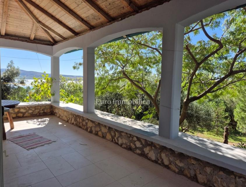 Isola di Pag – Casa con bel giardino, prima fila al mare