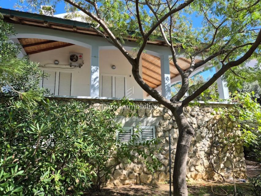 Isola di Pag – Casa con bel giardino, prima fila al mare