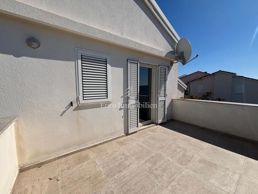 Isola di Pag – Casa con bel giardino, prima fila al mare