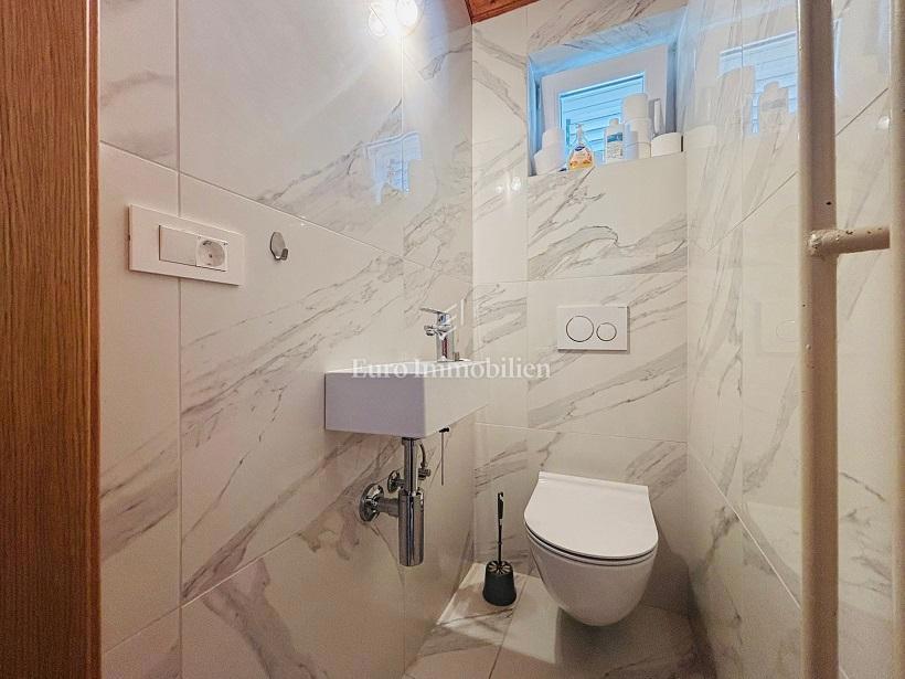 Isola di Pag – Casa con bel giardino, prima fila al mare