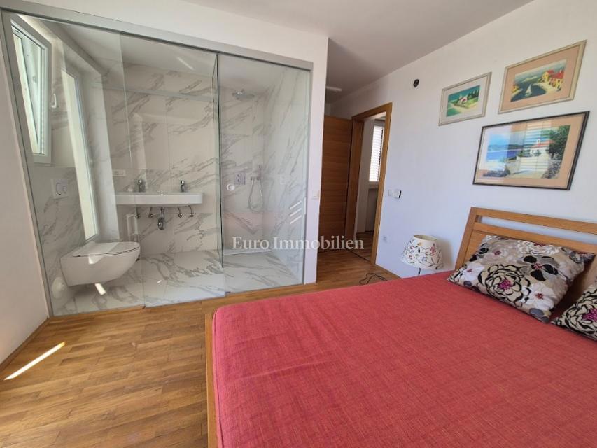 Isola di Pag – Casa con bel giardino, prima fila al mare