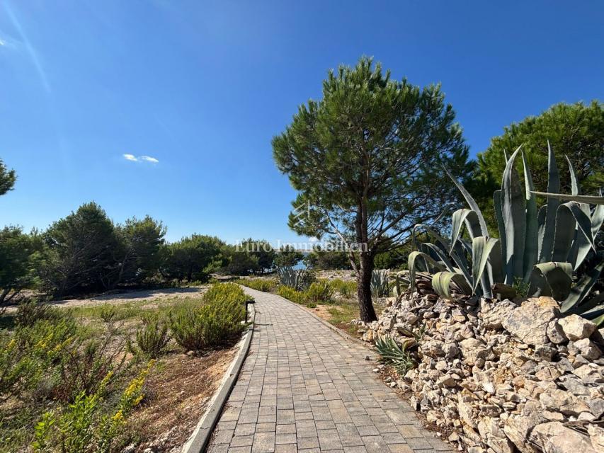 Isola di Pag – Casa con bel giardino, prima fila al mare