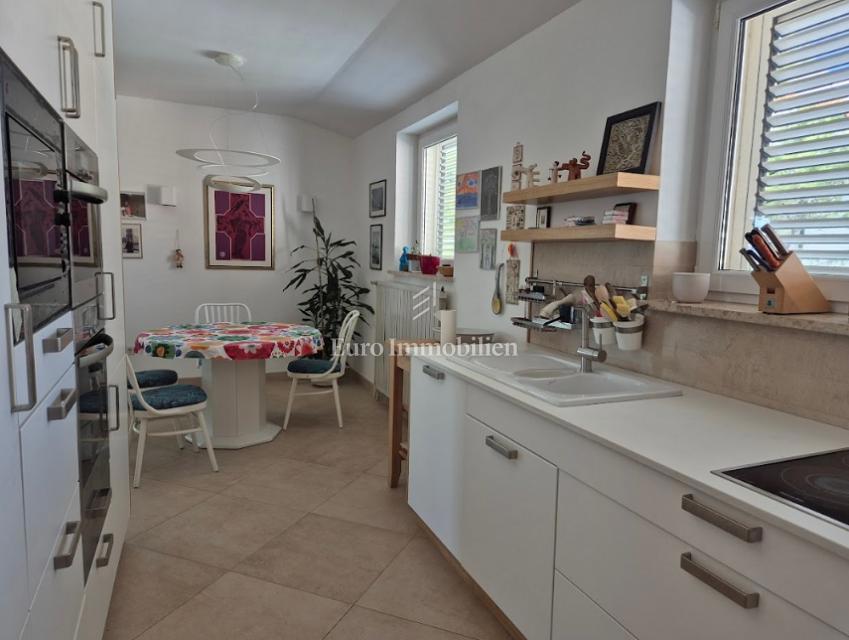 Isola di Pag – Casa con bel giardino, prima fila al mare