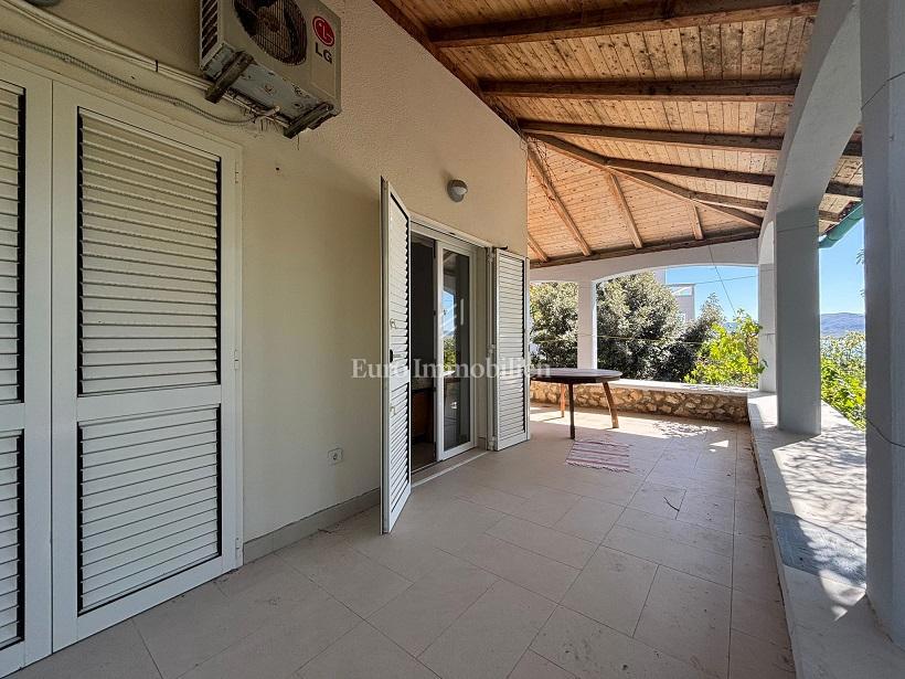 Isola di Pag – Casa con bel giardino, prima fila al mare