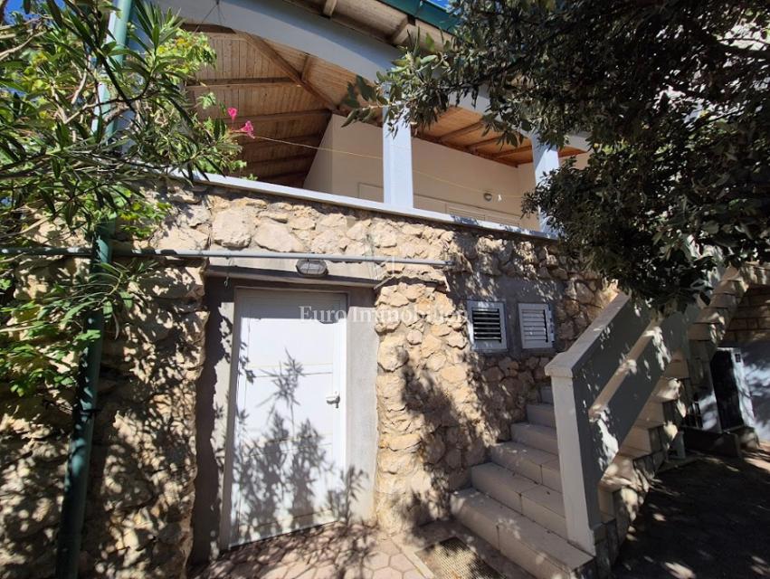 Isola di Pag – Casa con bel giardino, prima fila al mare