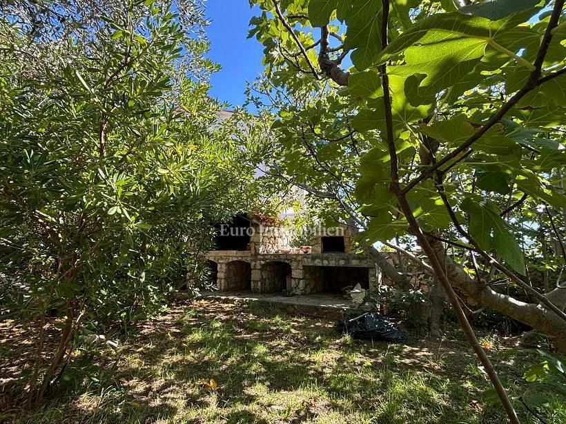 Isola di Pag – Casa con bel giardino, prima fila al mare