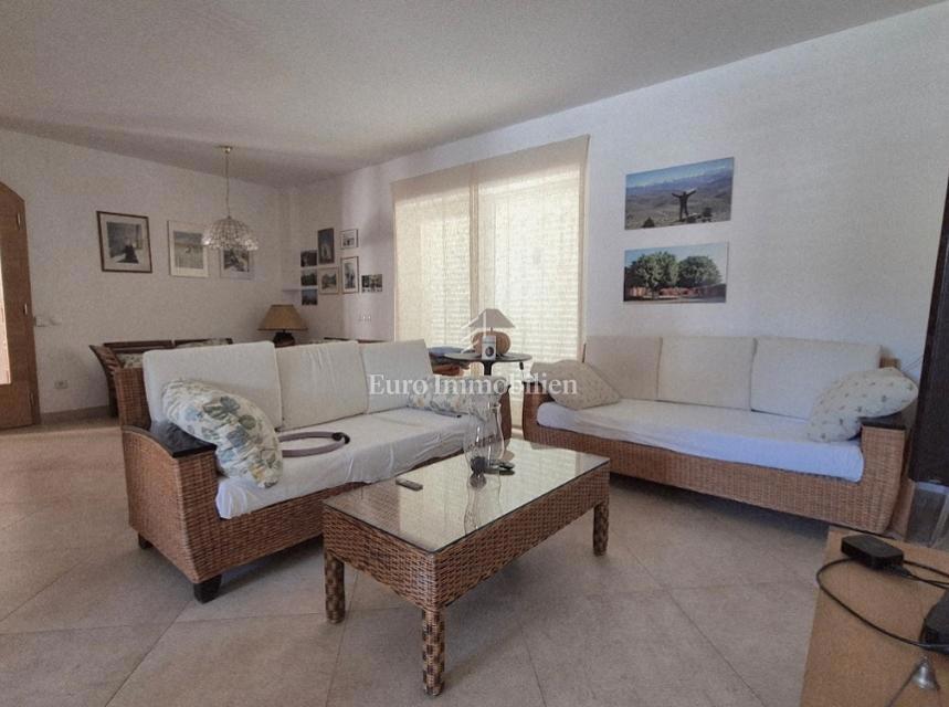 Isola di Pag – Casa con bel giardino, prima fila al mare