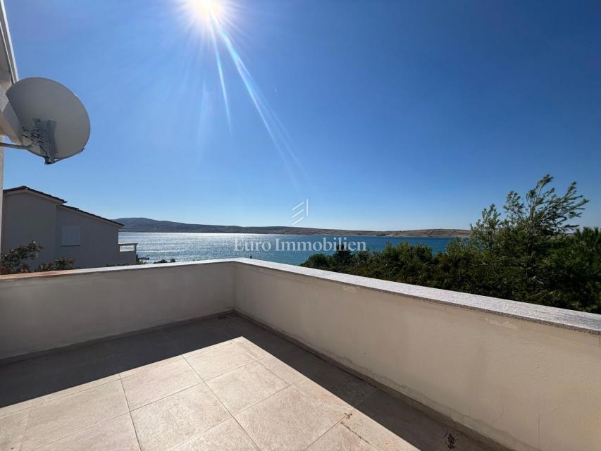 Isola di Pag – Casa con bel giardino, prima fila al mare