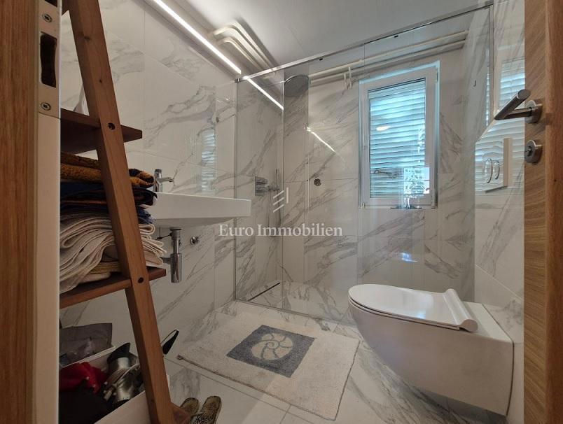 Isola di Pag – Casa con bel giardino, prima fila al mare