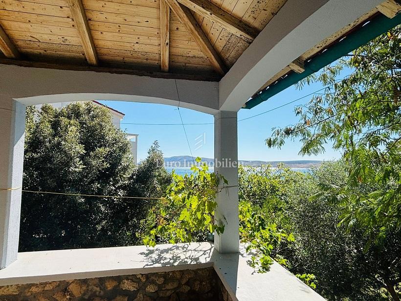 Isola di Pag – Casa con bel giardino, prima fila al mare