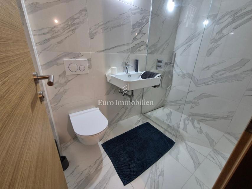 Isola di Pag – Casa con bel giardino, prima fila al mare