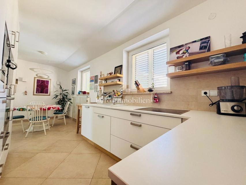 Isola di Pag – Casa con bel giardino, prima fila al mare