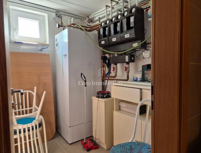 Isola di Pag – Casa con bel giardino, prima fila al mare