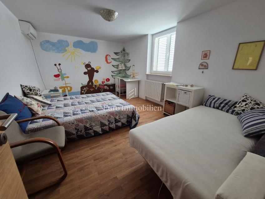 Isola di Pag – Casa con bel giardino, prima fila al mare