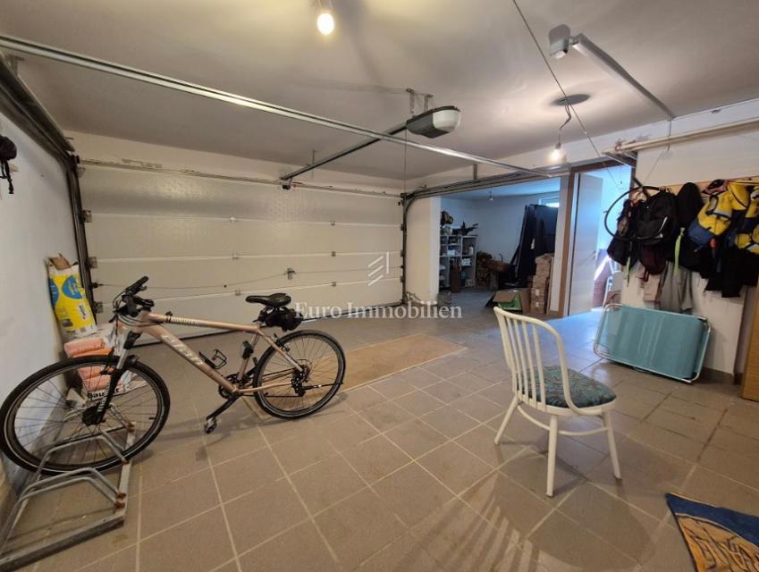 Isola di Pag – Casa con bel giardino, prima fila al mare