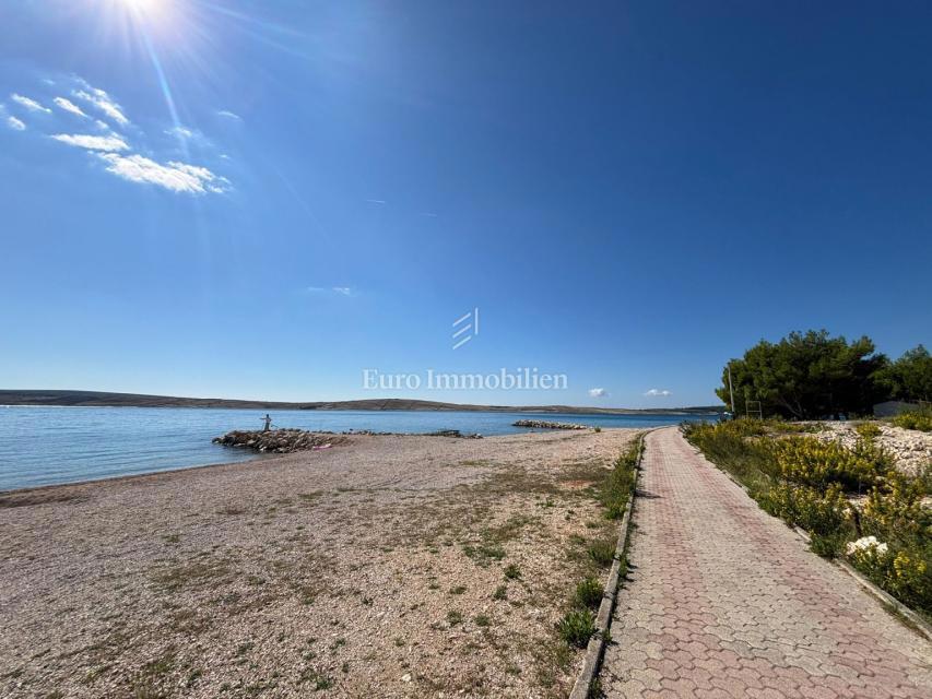 Isola di Pag – Casa con bel giardino, prima fila al mare