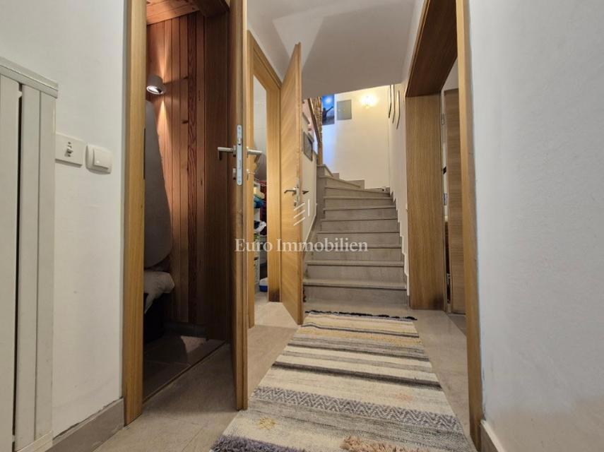 Isola di Pag – Casa con bel giardino, prima fila al mare