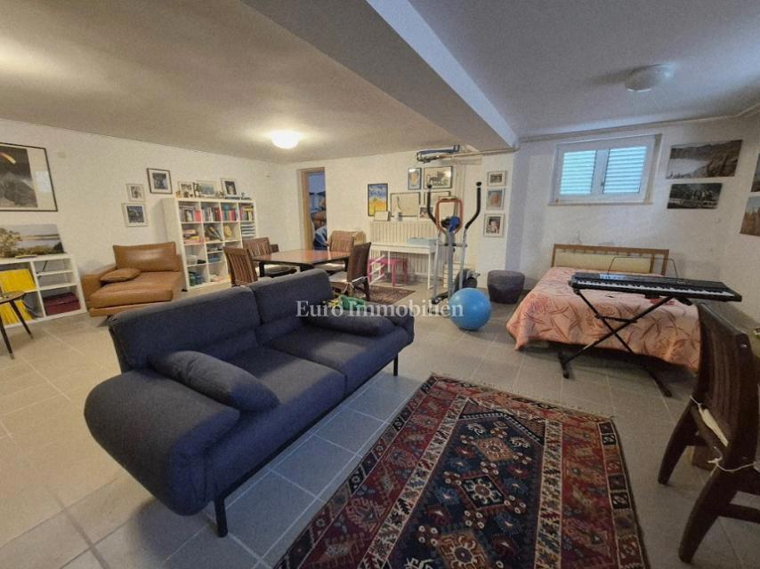 Isola di Pag – Casa con bel giardino, prima fila al mare