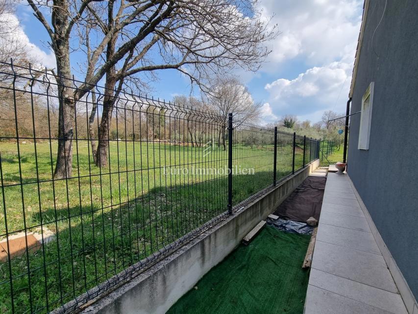 Parenzo - casa con giardino paesaggistico, a 1,5 km dalla spiaggia