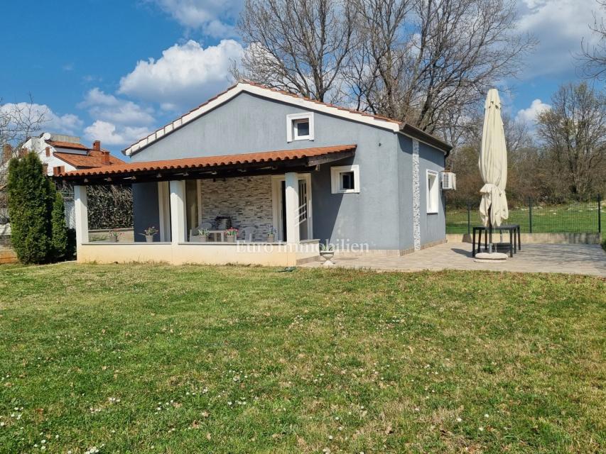 Parenzo - casa con giardino paesaggistico, a 1,5 km dalla spiaggia