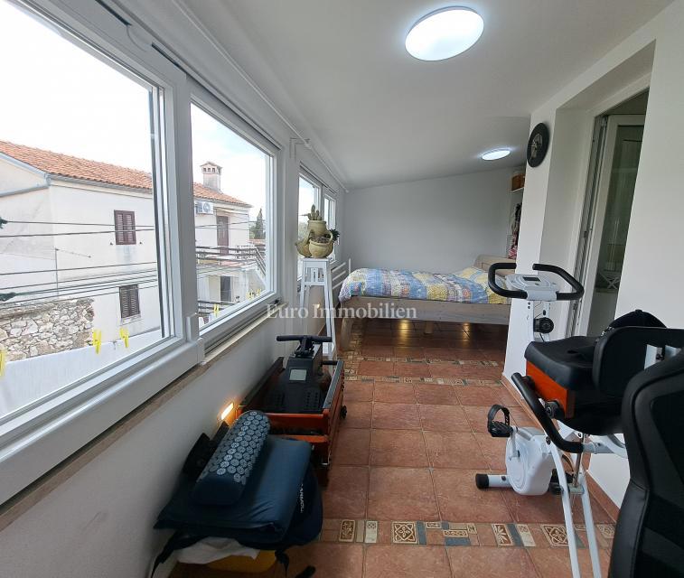 Omišalj - casa con cortile nel centro storico