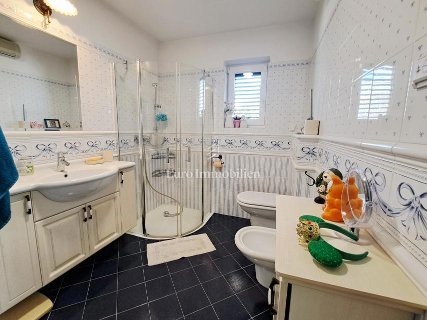 Omišalj - casa con cortile nel centro storico