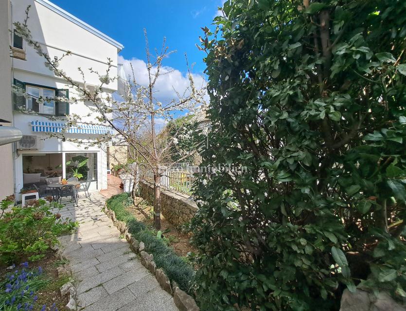 Omišalj - casa con cortile nel centro storico