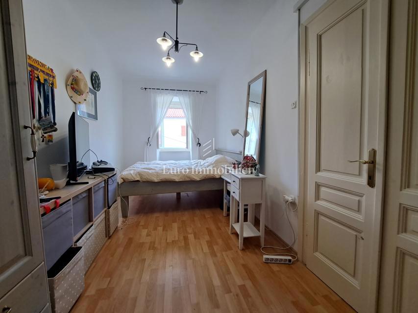 Omišalj - casa con cortile nel centro storico