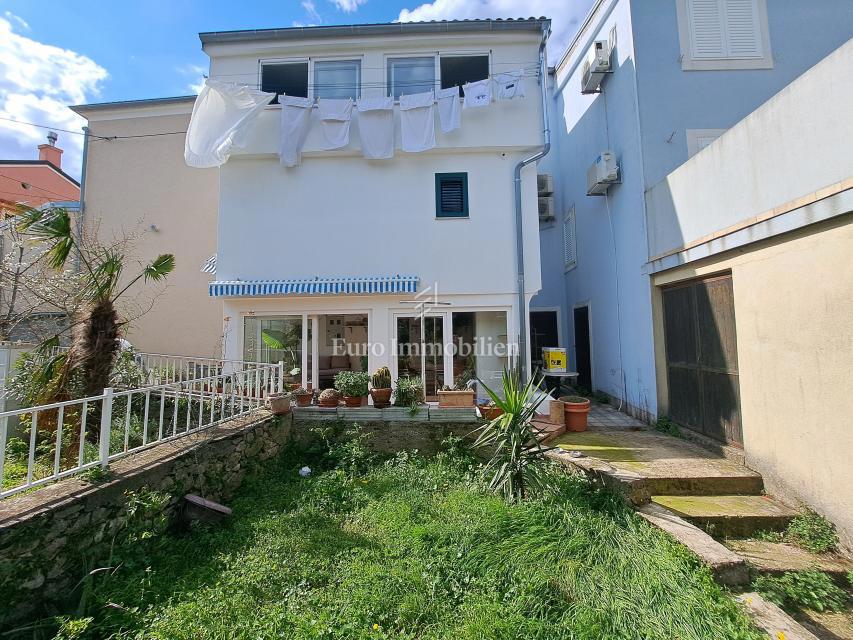 Omišalj - casa con cortile nel centro storico