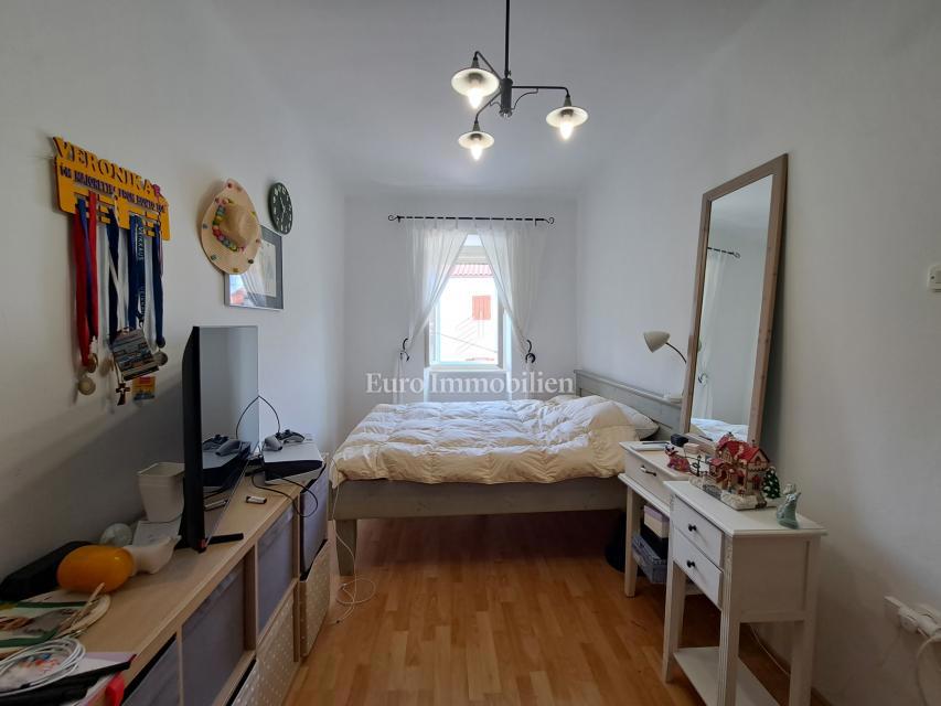 Omišalj - casa con cortile nel centro storico