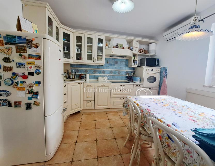 Omišalj - casa con cortile nel centro storico