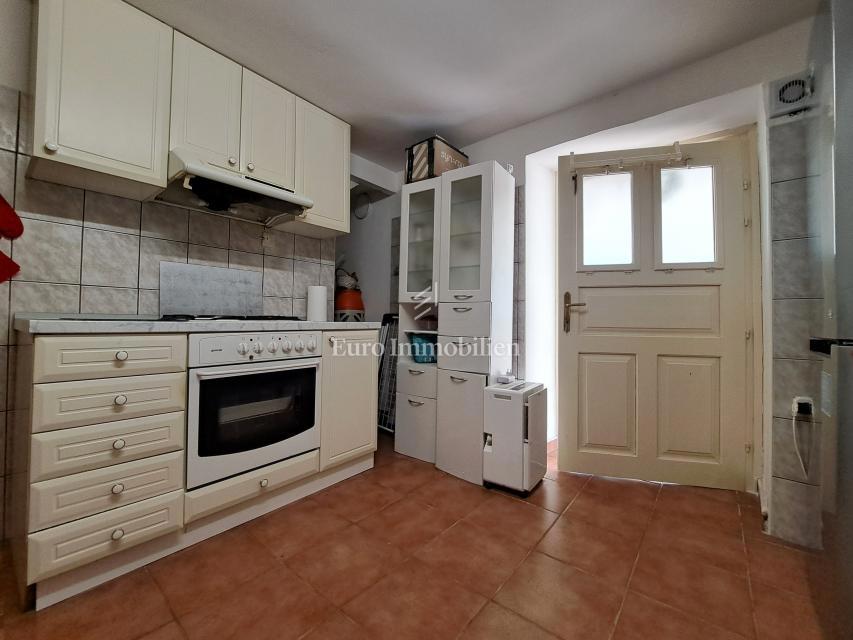 Omišalj - casa con cortile nel centro storico