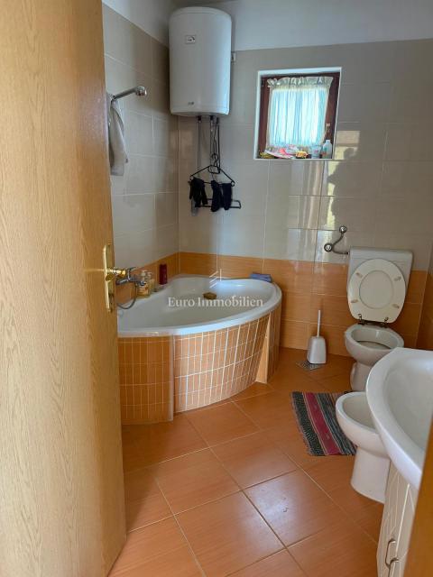 Casa bifamiliare con spazio commerciale e garage - Viškovo