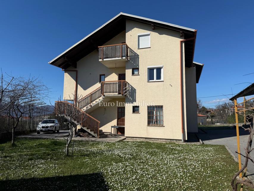 Casa bifamiliare con spazio commerciale e garage - Viškovo