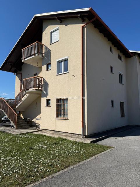 Casa bifamiliare con spazio commerciale e garage - Viškovo