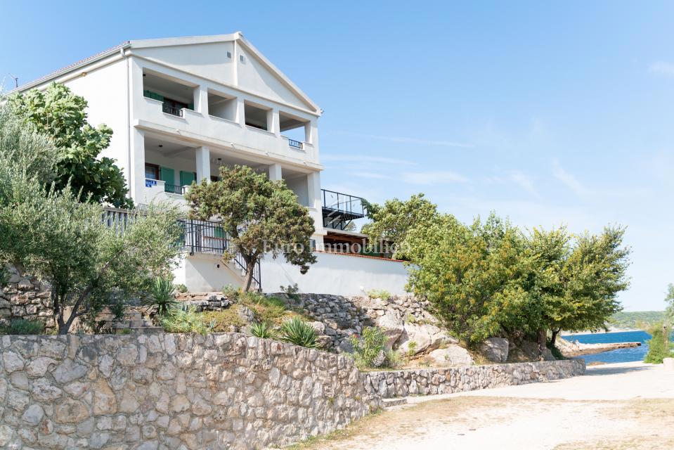 Meka Draga - condominio con piscina, in prima fila sul mare