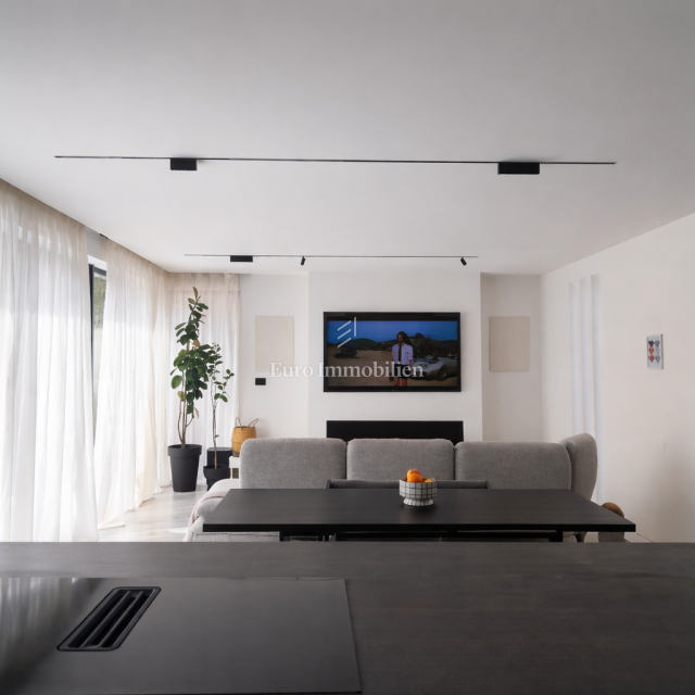 Istria, Labin - moderna casa a un piano con giardino