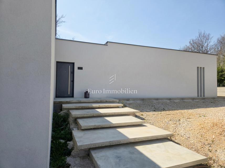 Istria, Labin - moderna casa a un piano con giardino