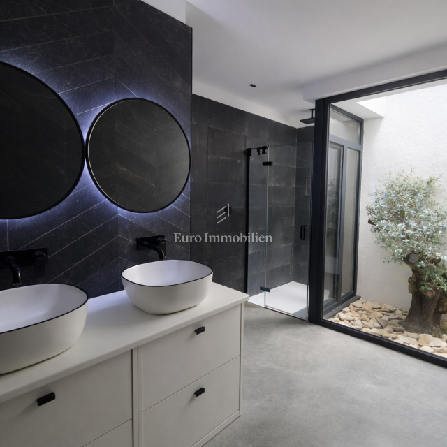 Istria, Labin - moderna casa a un piano con giardino