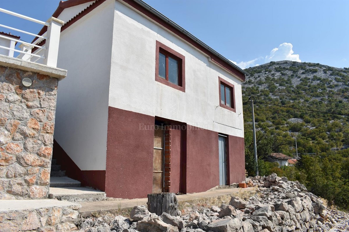 Casa con piscina e vista panoramica sul mare!