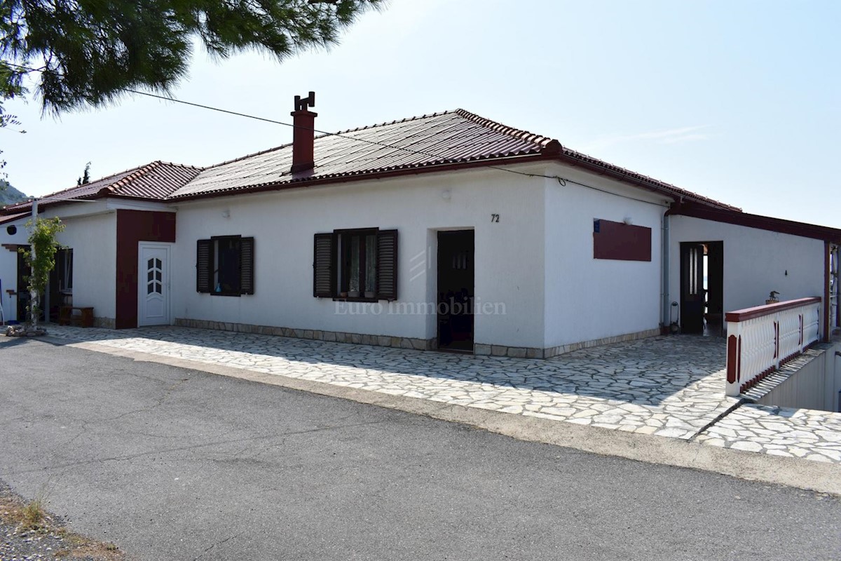 Casa con piscina e vista panoramica sul mare!